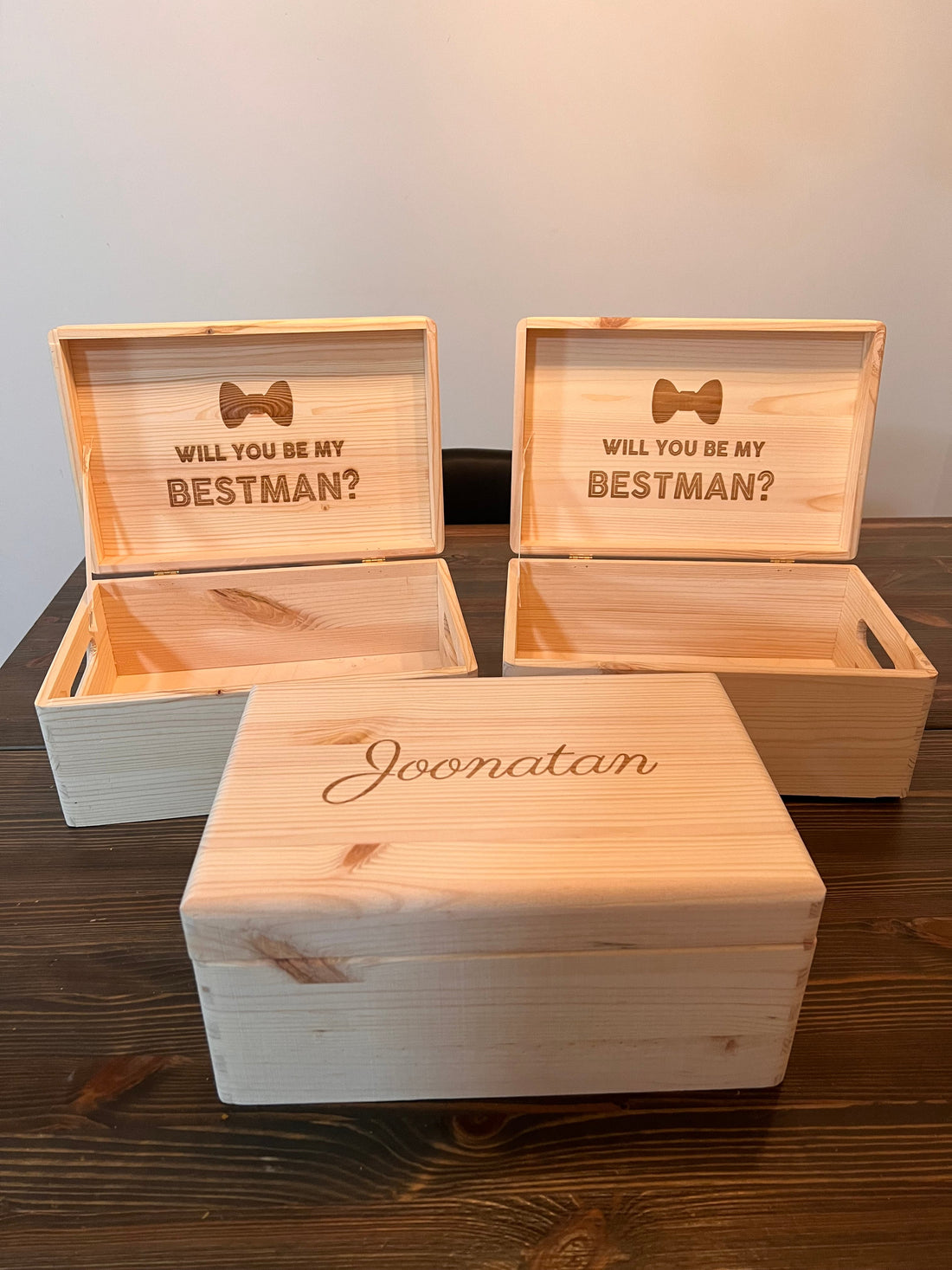 Personoitu kaiverrus asiakkaan omaan puulaatikkoon – tyylikäs tapa kysyä bestmania