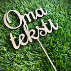 Personoitu kakkukoriste omalla tekstillä suomalaisesta koivuvanerista