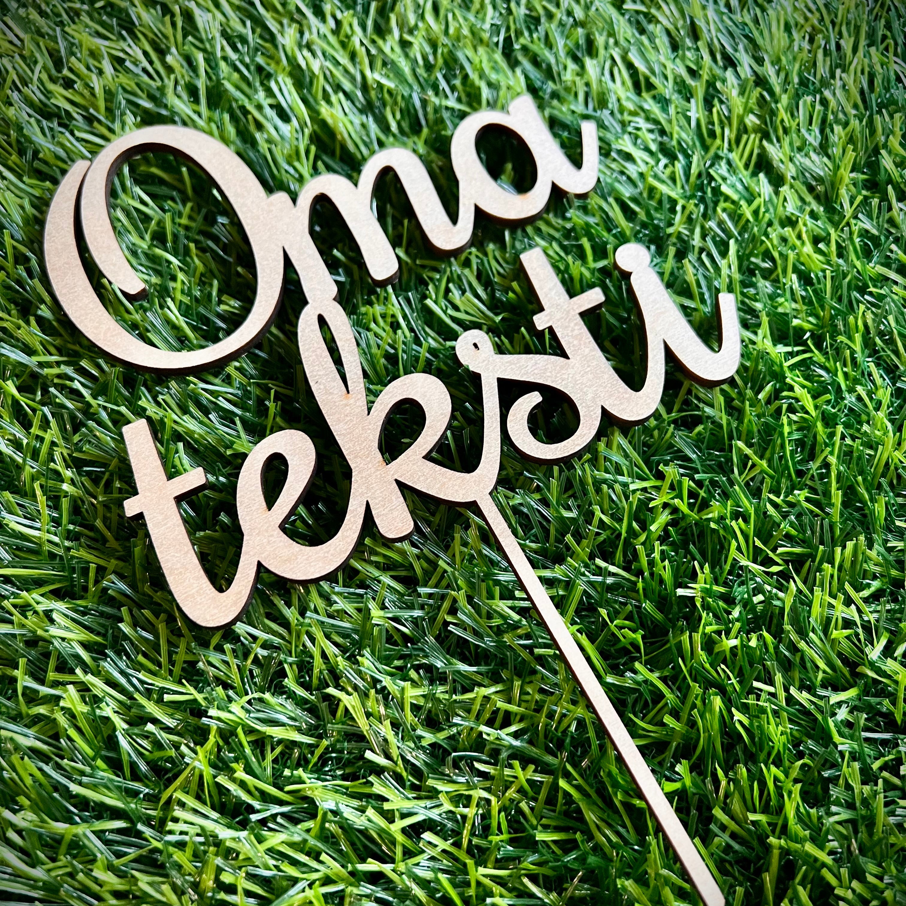 Personoitu kakkukoriste omalla tekstillä suomalaisesta koivuvanerista